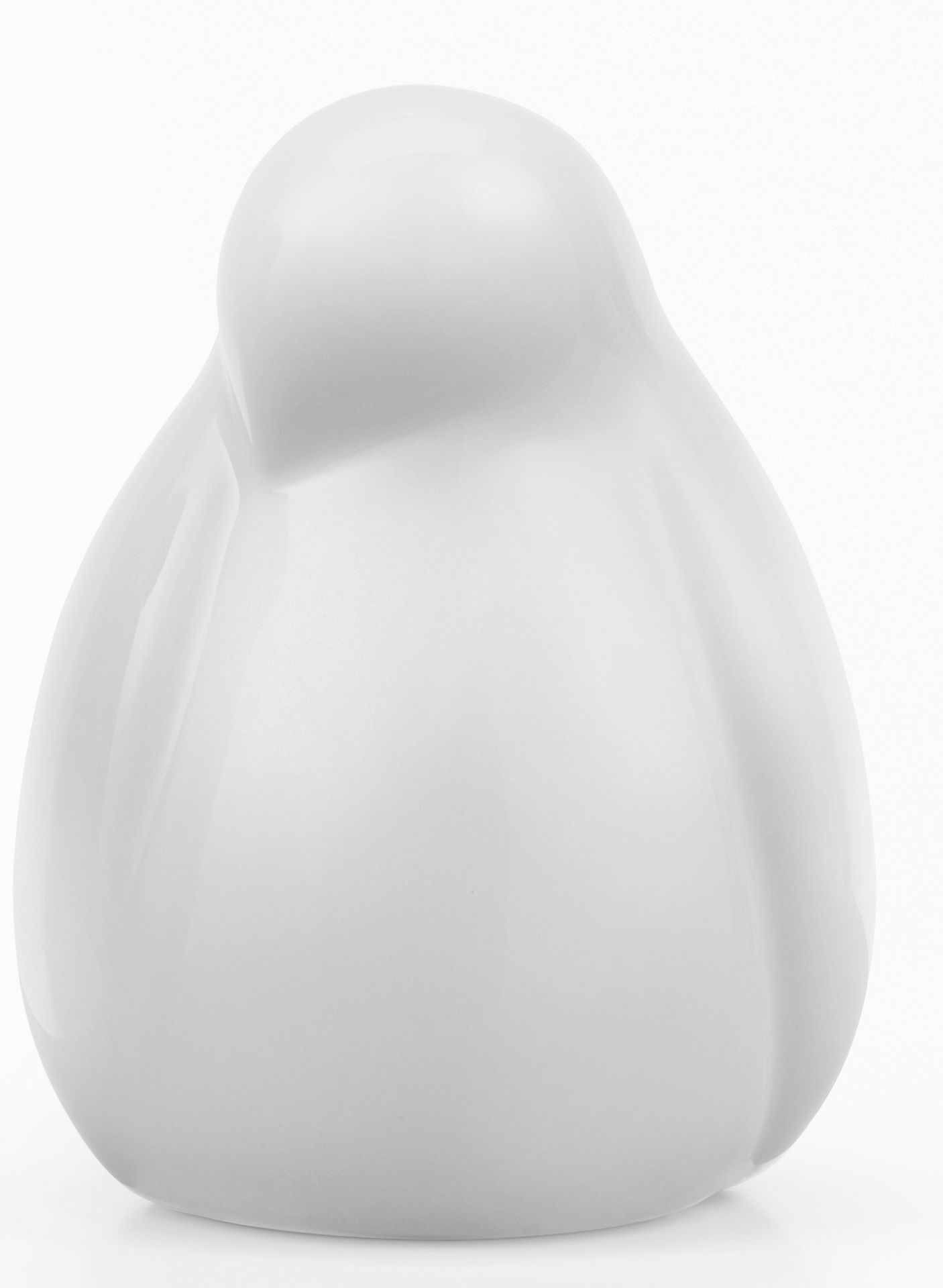 Nahaufnahme der kleinen, weißen Resting Bird Figur von Vitra. Dekorative Keramik Vogel Skulptur.